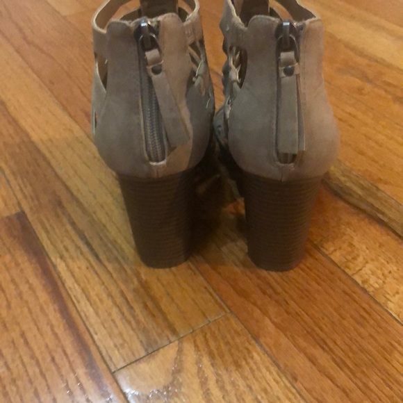 Heels - Picture 4 of 4